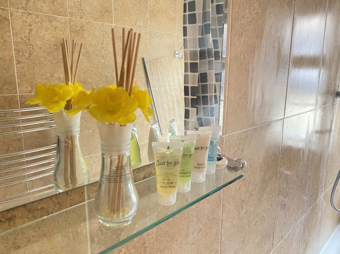 Bathroom 2, Beautiful Studio Apartment in Central London, London