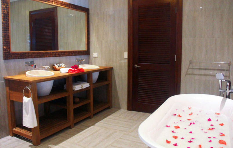 Bathroom 5, Nautilus Resort, Rorotonga