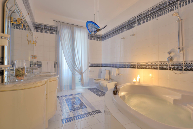 Bathroom 5, Hotel La Marina, Salerno