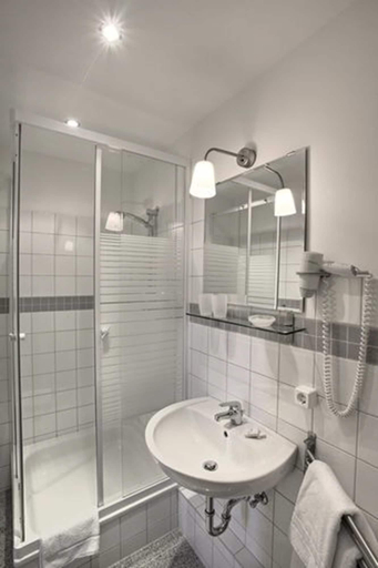 Bathroom 5, Hotel Abendstern, Berlin
