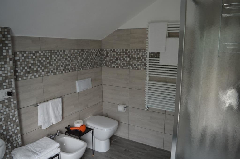 Bathroom 5, L'Uovo e La Faina, Cuneo