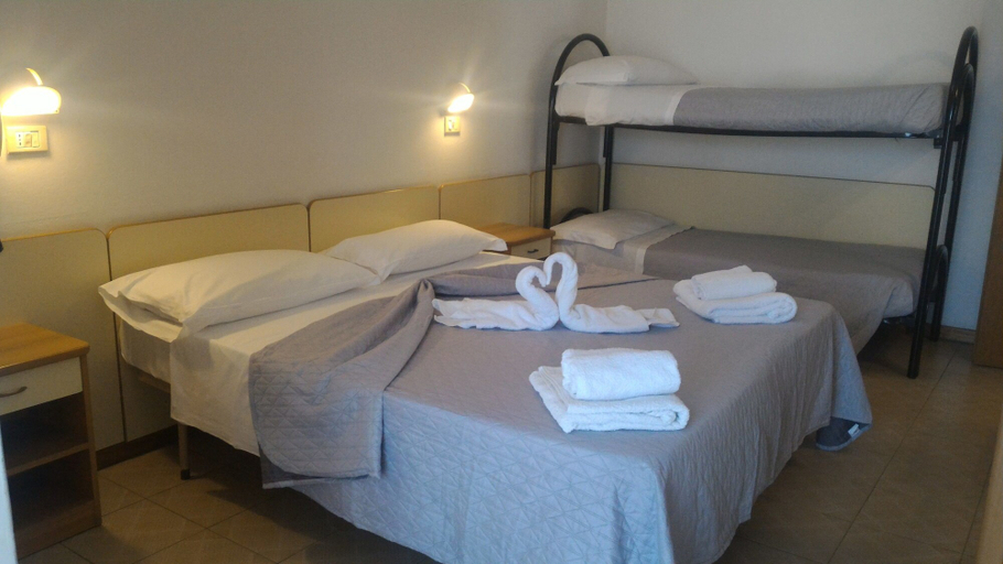 Bedroom 3, Hotel Madrid, Rimini