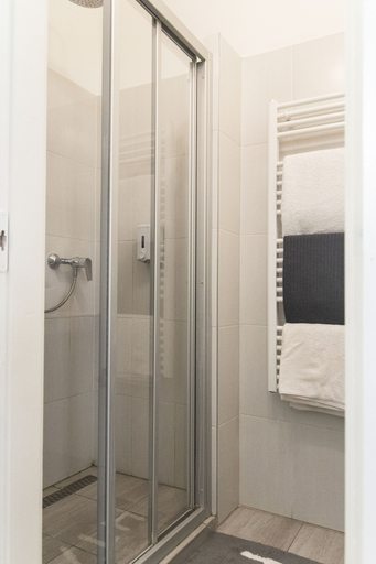 Bathroom 4, Real Apartments Revay, Budapesti
