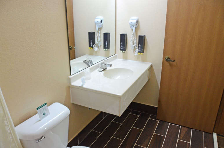 Bathroom 3, Heritage Grand Inn, Fulton