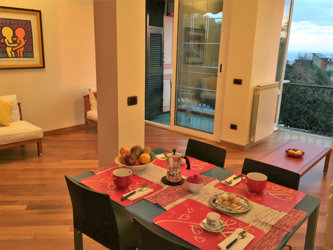 In-room dining 2, House Rouge, Genova