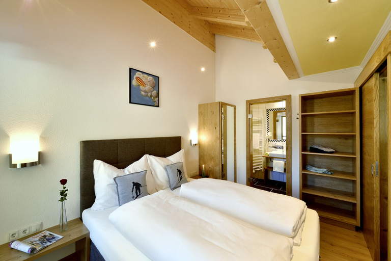 Bedroom 2, Hotel Garni Bergwelt, Landeck
