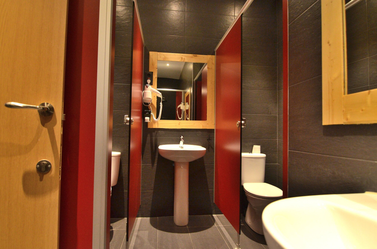 Bathroom 5, Far Home Atocha, Madrid