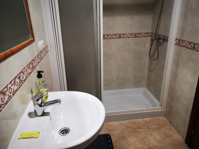 Bathroom 4, Hostal Louro, Pontevedra