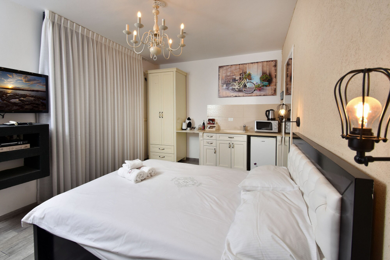 Bedroom 3, Eden's Boutique