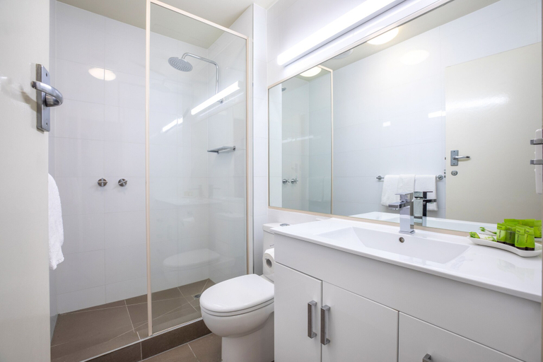 Bathroom 4, Nightcap at Shoppingtown Hotel, Manningham - West
