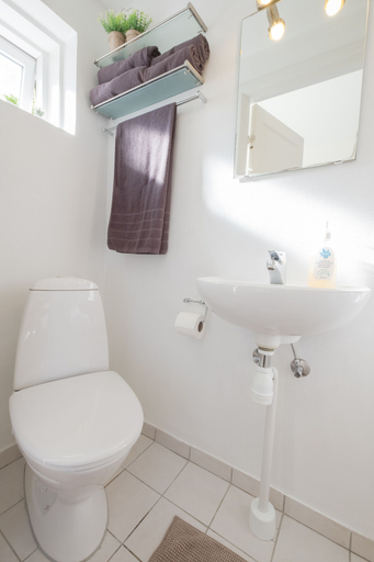 Bathroom 4, Spacious 2-bed Apartment in Aalborg, Aalborg