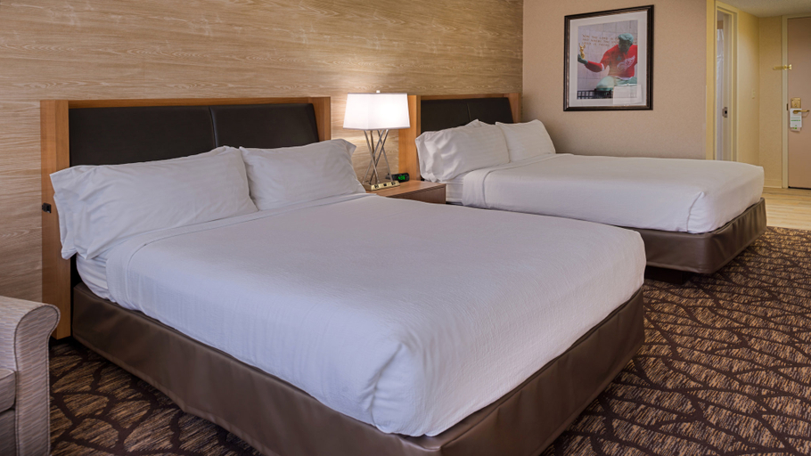 Bedroom 5, Holiday Inn & Suites WARREN by IHG, Macomb