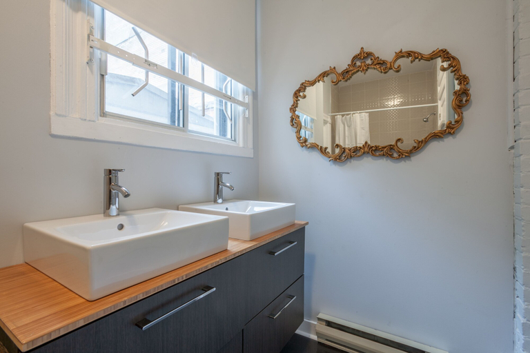 Bathroom 3, LMVR - The Clock, Montréal