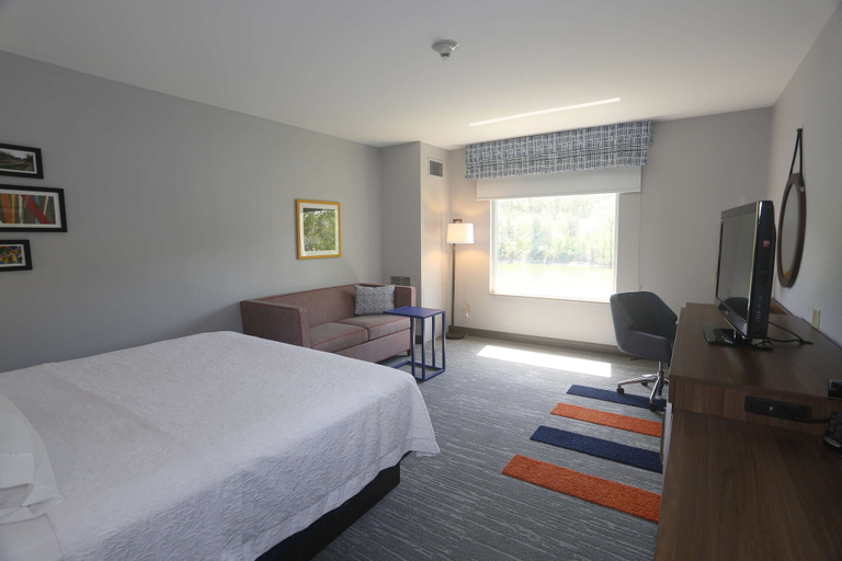 Bedroom 3, Hampton Inn Owego, Tioga