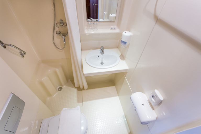 Bathroom 3, Grand Jules Boat Hotel Budapest, Budapesti
