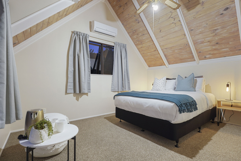 Bedroom 3, Tranquil Sunset Retreat - Spa - Netflix, Waitakere