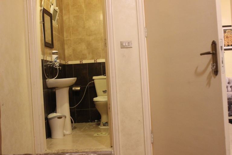 Bathroom 3, Petra Rest Home, Wadi Musa
