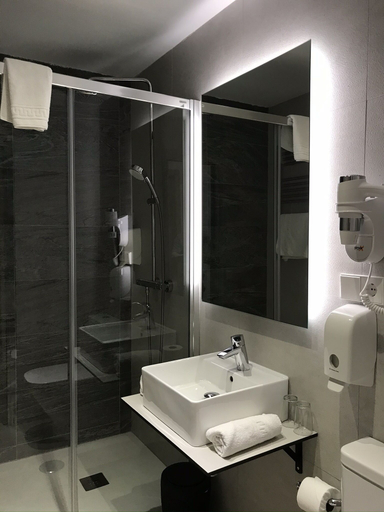 Bathroom 4, Hostal Abadía Madrid, Madrid