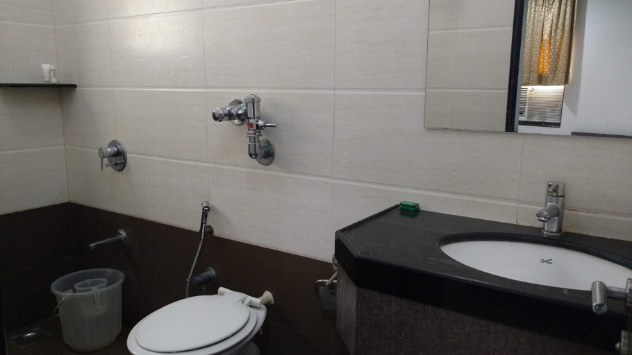 Bathroom 4, Pals Hotel, Mumbai City