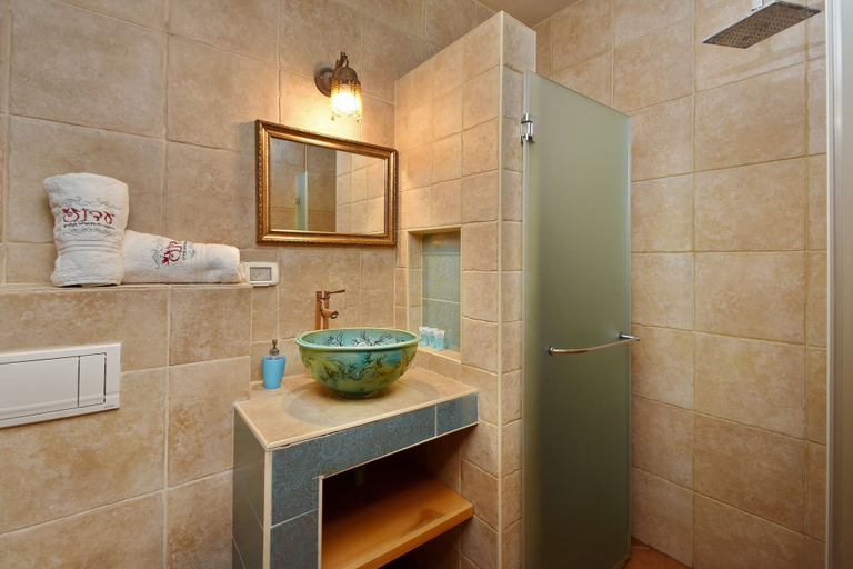 Bathroom 5, Eden's Boutique