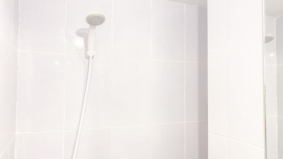 Bathroom 5, Good Choice and Homey Studio Tokyo Riverside PIK 2 Apartment By Travelio, Tangerang