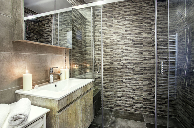 Bathroom 4, Spacious 3-Bedroom Apartment Near the Train, Attica