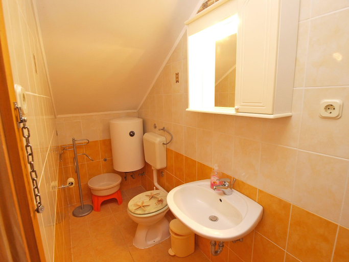 Bathroom 3, Apartment 879, Poreč