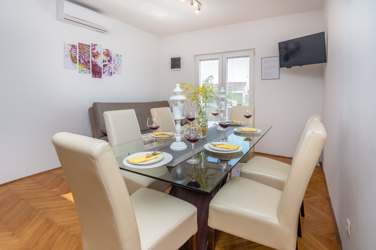 Others 5, Apartment Radovic Nives, Vir