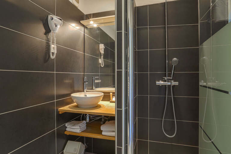 Bathroom 4, Hotel SPA Piscine le Petit Castel, Eure