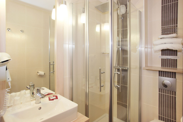 Bathroom 4, Brit Hotel Granville, Manche