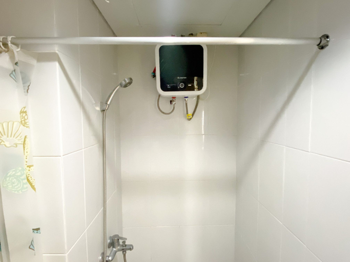 Bathroom 5, Modern Look and Comfy Studio Patraland Urbano Apartment By Travelio, Bekasi