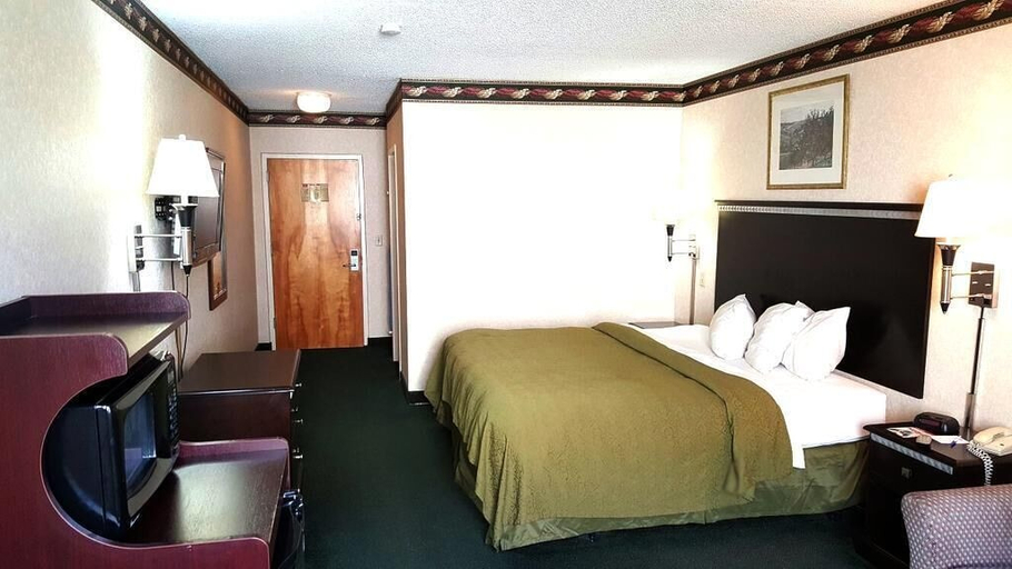 Bedroom 3, Red Carpet Inn & Suites, Salem
