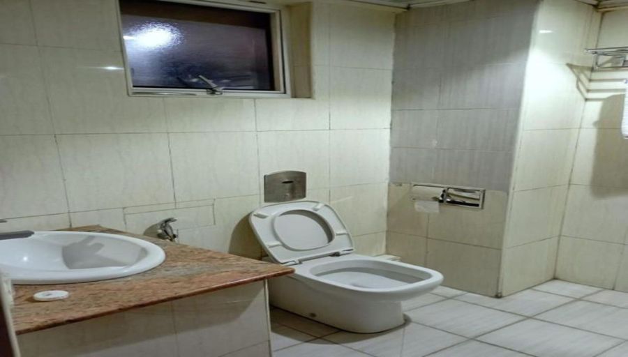 Bathroom 3, Decale Palace Hotel, Kamukunji