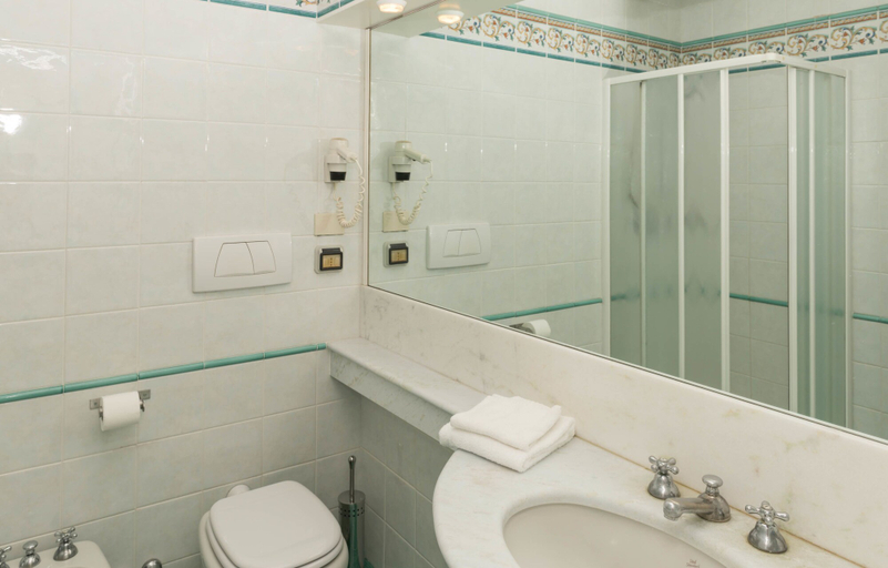 Bathroom 5, Sunbay Park Hotel, Rome