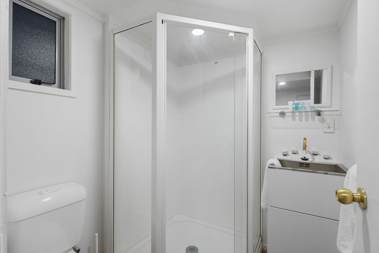 Bathroom 3, Newly Renovated Studio w Parking-Netflix, Waitakere