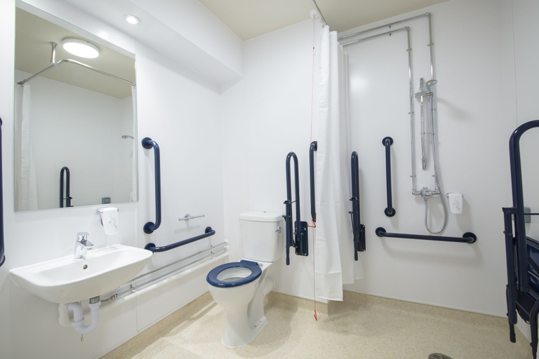 Bathroom 4, Raven’s Cliff, Motherwell by Marston's Inns, North Lanarkshire