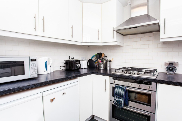 Others 5, Charming Peaceful 2 Bed with Parking and Garden, London