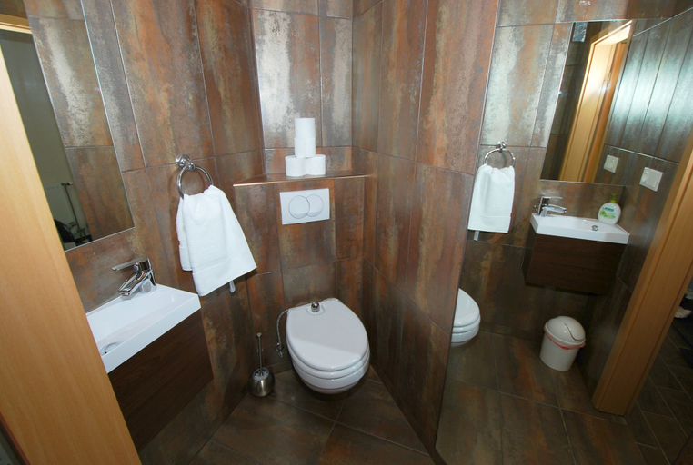 Bathroom 4, Arpad Bridge Apartments, Budapesti