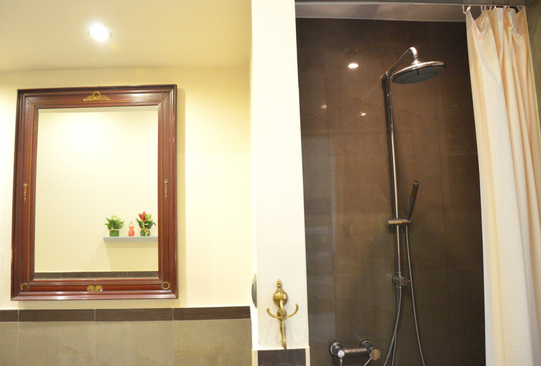 Bathroom 3, Bajcsy 1 Apartment, Budapesti
