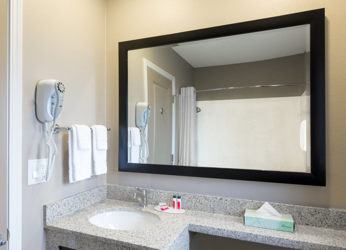 Bathroom 4, Travelodge by Wyndham Eureka, Humboldt