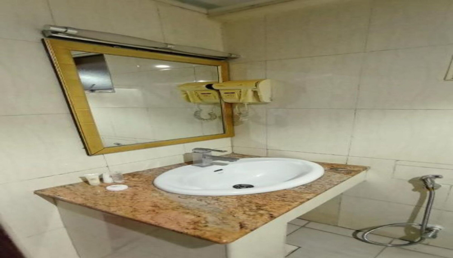 Bathroom 3, Decale Palace Hotel, Kamukunji