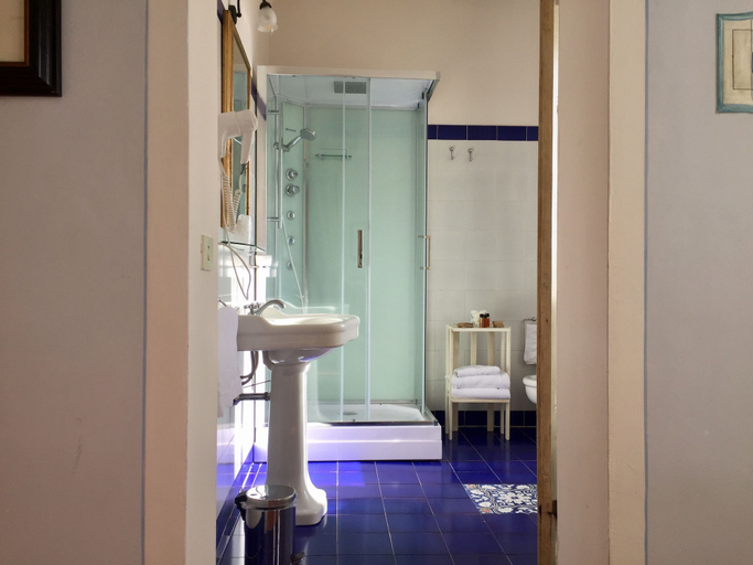 Bathroom 4, Palazzo di Valli, Siena