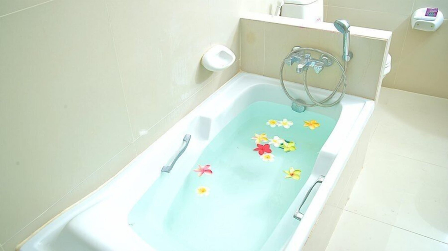 Bathroom, Suwannin Residence, Bang Plad