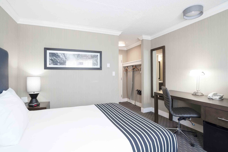 Bedroom 3, Sandman Inn Blue River, Thompson-Nicola