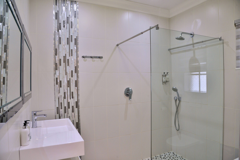 Bathroom 3, Die Kliphuis Standerton, Gert Sibande