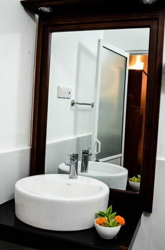 Bathroom 4, River edge Bungalow, Rattota
