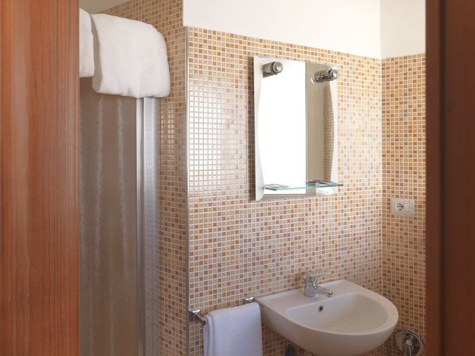 Bathroom 4, Hotel Arco Romana, Milano