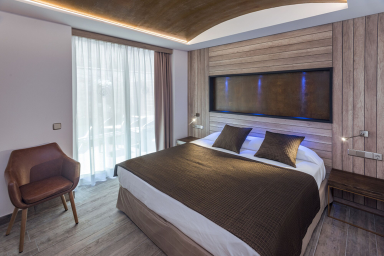 Bedroom 3, Hotel GHT Neptuno Tossa & Venus SPA, Girona