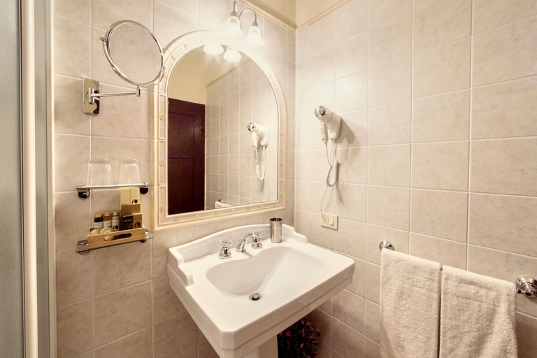 Bathroom 5, Il Mastio di Spedaletto Relais, Siena
