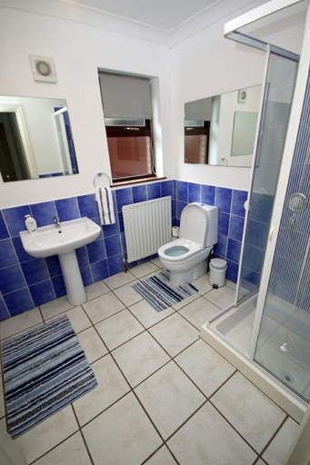 Bathroom, Belfast Modern Apartment, Lisburn and Castlereagh